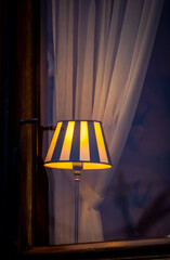 Lampe am Fenster