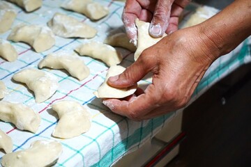 Pierogi ruskie, pierogi ukraińskie, wyrabianie pierog&oacute;w w domu, świąteczne jedzenie. Lepienie pierog&oacute;w, ciasto na pierogi.