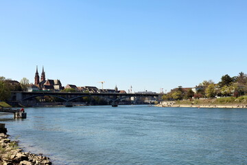 Naklejka premium Der Rhein in Basel im Frühling