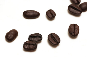 白背景のコーヒー豆のクローズアップ画像