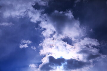 Fototapeta premium 青空と雲と太陽の競演