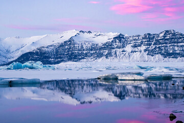 Beautiful sunset in J&ouml;kuls&aacute;rl&oacute;n Glacier Lagoon (South Iceland)	