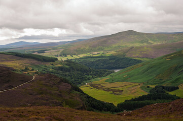 Obraz premium A mountain range with a valley in between