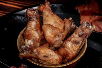 Appetizing Fried Chicken Wings in Ceramic Bowl on Dark Background, Perfect Photo for Bar Menu or Culinary Blog, Emphasizing Taste and Texture.