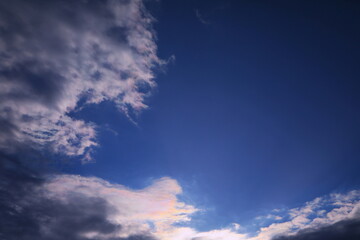 青空と小さな彩雲