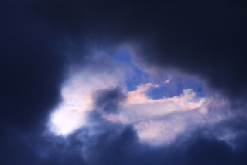 Fototapeta premium 黒い雲の中の美しい彩雲