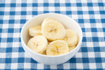 白い器に盛りつけた美味しそうなバナナの輪切り