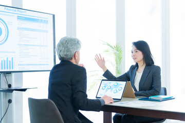 ミーティングをするビジネスパーソン　会議　社長　役員