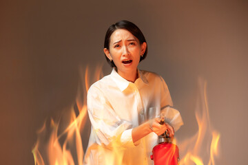 女性　火災　消火器 © Takahiro