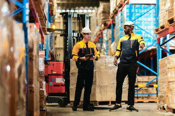 Obraz premium Warehouse staff count inventory for precise stock levels, timely orders, and efficient operation.