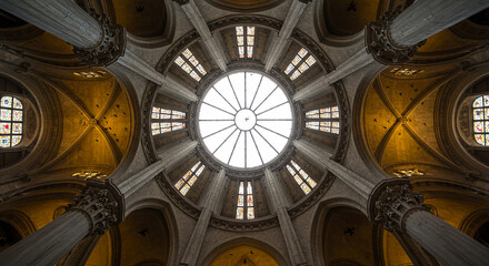Obraz premium Majestic dome and columns illuminating a sacred space