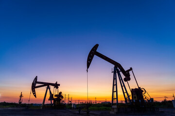 In the evening, the outline of the oil pump