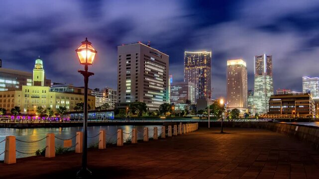 横浜港・象の鼻堤防の外灯_夜景のタイムラプス（左移動）