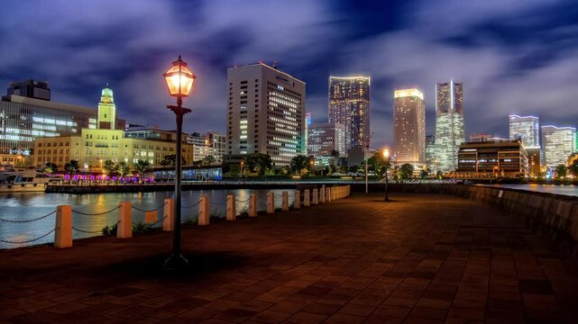 横浜港・象の鼻堤防の外灯_夜景のタイムラプス（上移動）