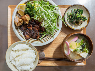 焼き鳥と野菜の和定食