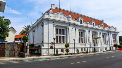 The bright white Dutch bank of the historic De Javasche Bank building in Surabaya features a Neo-Renaissance concept. The building was first used in 1829.