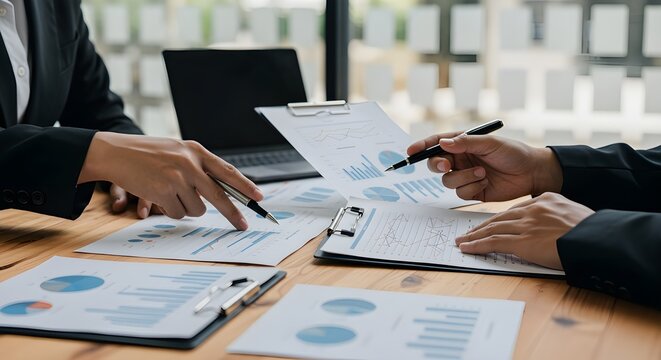 Reunión de personas de negocios para analizar, discutir y generar ideas sobre los datos del gráfico del informe financiero en la oficina. Trabajo en equipo del asesor financiero y concepto de contabil