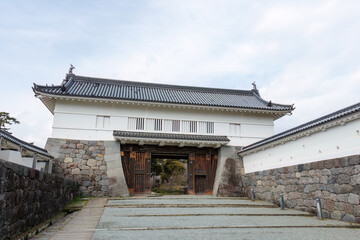 立派な城門。
石垣や銅板で補強されていて非常に堅固。
屋根には鯱等も載っている。
日本の関東地方最大級の城、小田原城。
戦国時代（15〜16世紀）に関東一円を支配した北条氏の居城。
現代では公営の城址公園として整備されている。
本丸内資料館等、一部の有料施設以外のすべての公園部分は２４時間無料で市民に公開されている。
小田原城址公園、小田原市、神奈川県-2025年3月30日
