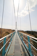 高さ70m、全長400mの吊橋の上から。
下を見ると山桜などが満開だった。
新しく作られた、富士山を見下ろす山麓に作られた巨大吊橋。
三島市、静岡県-2025年3月30日
