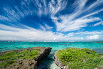 エメラルドグリーンの海と雲　沖縄　伊良部島