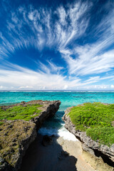エメラルドグリーンの海と雲　沖縄　伊良部島
