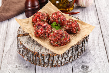Raw beef meatballs for cooking