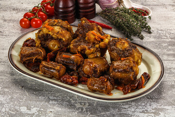 Baked oztail with tomato and carrot