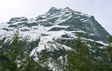 The western part of Sichuan Province in China is a famous tourist destination. This is a snow mountain captured on April 21, 2025 at 10:34:35 on Four girls mountain. Welcome everyone to Sichuan.
