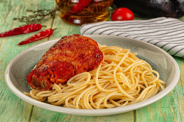 Pasta spaghetti with chicken thighs