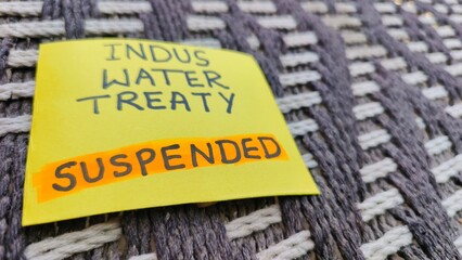 Obraz premium Indus Water Treaty sticky note, Depicting Geopolitical Challenges and Water Security Concerns in South Asia. Concept for International Conflict, Diplomatic Impasse, and Resource Allocation.