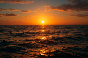 Fototapeta premium Pôr do sol sobre o oceano com reflexos dourados nas ondas