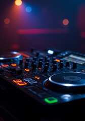 Obraz premium Mesa de DJ com luzes neon em festa noturna