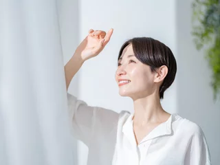 Zelfklevend Fotobehang 日差し　女性 © naka