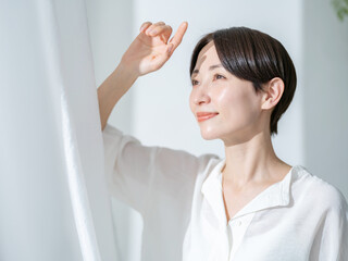 日差し　女性