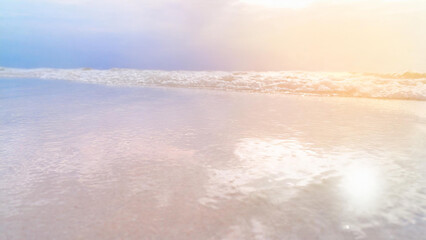 Fototapeta premium 優しい朝日と波が広がる幻想的な海辺の風景背景素材