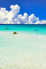 沖縄・17エンドビーチの美しいサンゴ礁の海