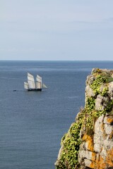 voilier ancien &agrave; la pointe du grouin en Bretagne