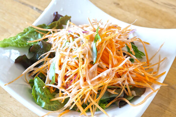 人参とレタスの野菜サラダ