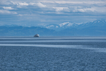 Bodensee, Schiff MS Stuttgart vor schneebedeckten Alpen
