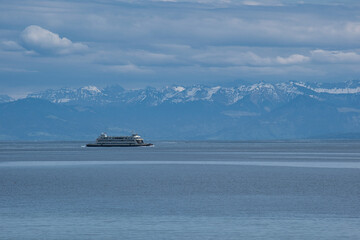 Bodensee, Autof&auml;hre vor schneebedeckten Alpen