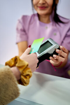 A customer pays a beauty salon staff member by credit card