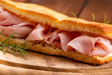 Focaccia con mortadella, spuntino italiano 