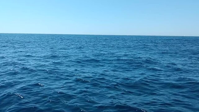 vue de la mer d'un bateau en mouvement