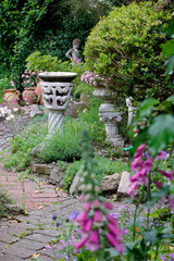 Garten mit vielen Pflanzen und Deko