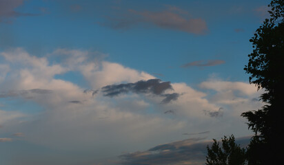 Abendhimmel leuchtet über Marburg