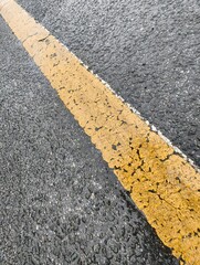 Fototapeta premium Ligne jaune en diagonale sur bitume 