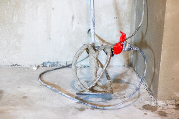 A hose that has a red valve firmly attached to it for use