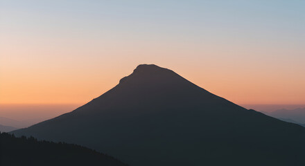 Obraz premium Majestic Mountain Silhouette Against a Pastel Sky at Serene Twilight Time