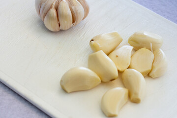 Organic garlic cloves freshly peeled, ideal for culinary, natural remedies, or ingredient concepts