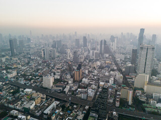 Obraz premium Aerial view of Bangkok cityscape immersed in air pollution